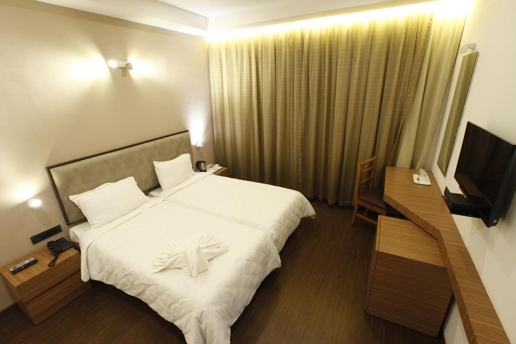 Brownstar Boutique Hotel Ченнаи Экстерьер фото