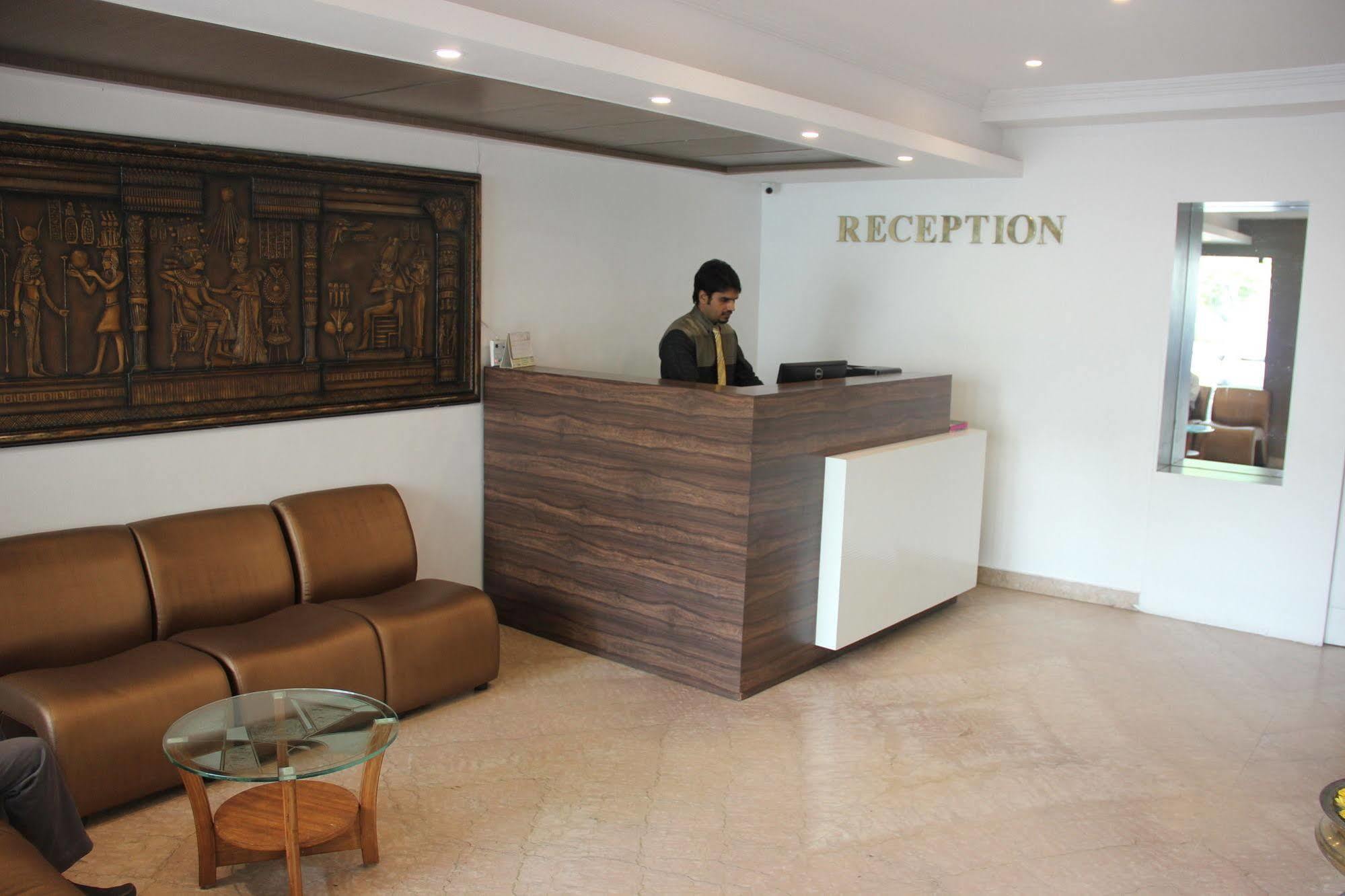 Brownstar Boutique Hotel Ченнаи Экстерьер фото