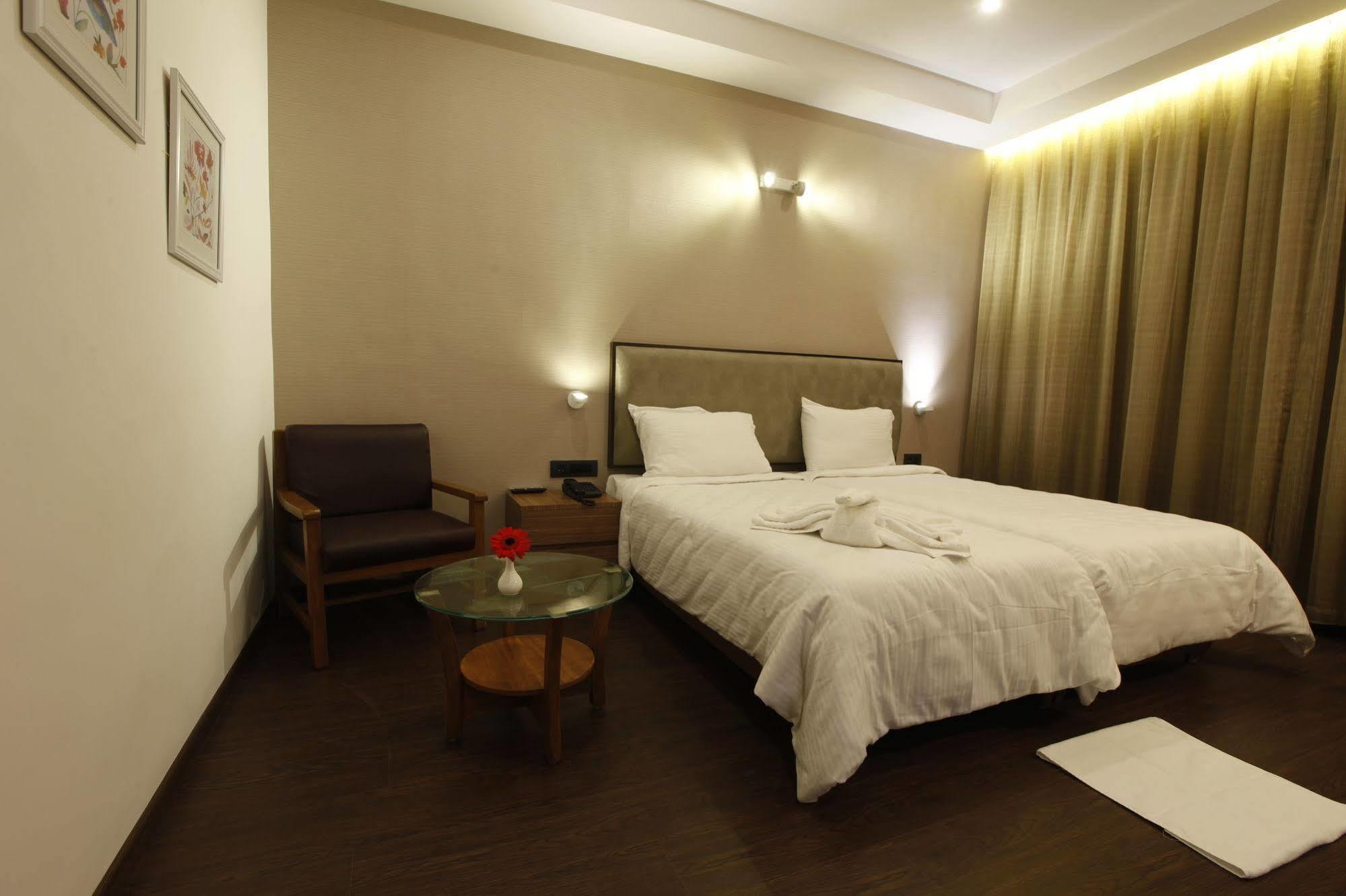 Brownstar Boutique Hotel Ченнаи Экстерьер фото