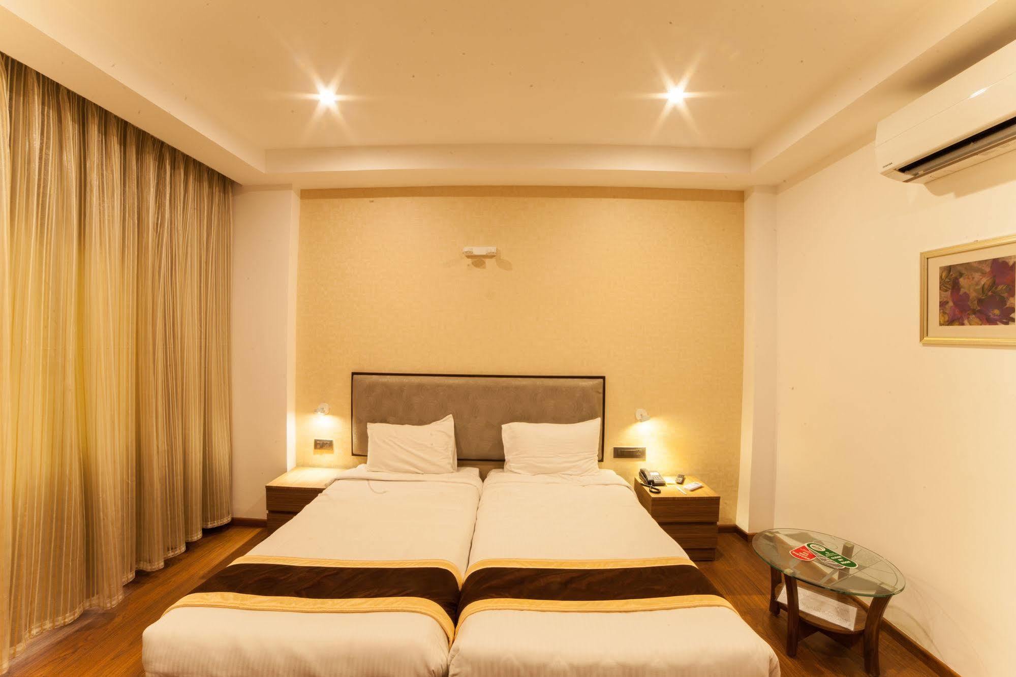 Brownstar Boutique Hotel Ченнаи Экстерьер фото